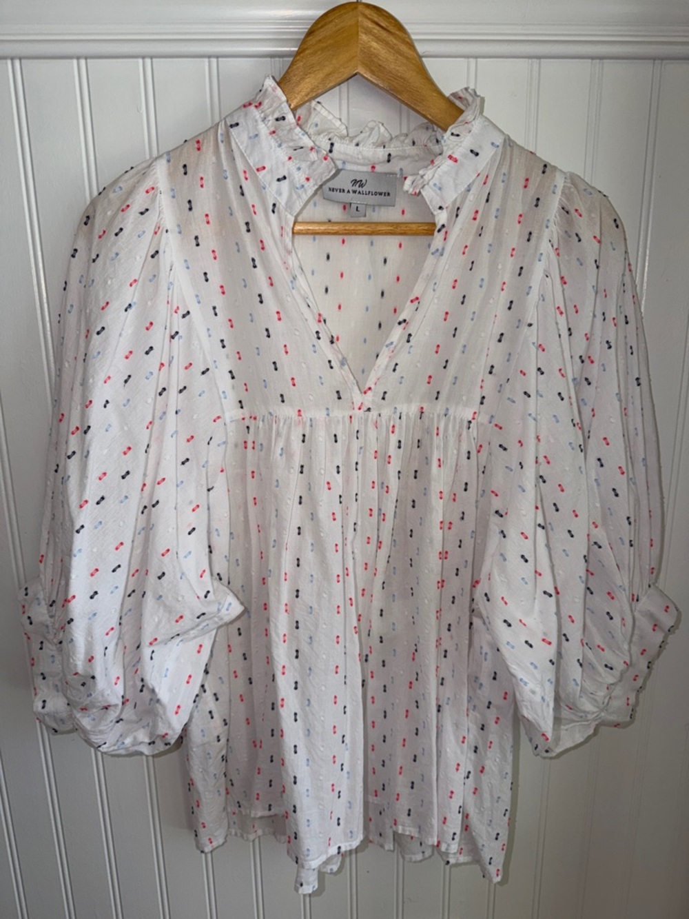 NEVER A WALLFLOWER White Ruffled cotton blouse.